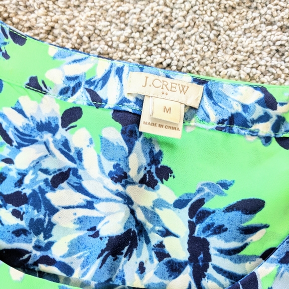 ⭐Green J. Crew Factory Photo Floral U- Shaped Hem Blouse Medium ⭐ - Picture 2 of 6
